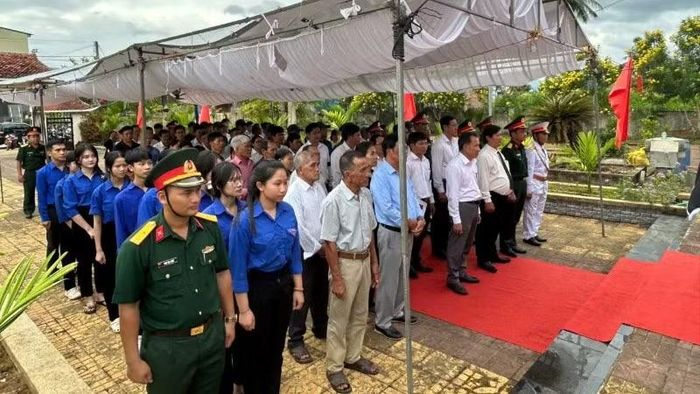 Các đại biểu, lực lượng vũ trang và đông đảo nhân dân kính cẩn tiễn đưa các liệt sĩ về nơi an nghỉ cuối cùng.
