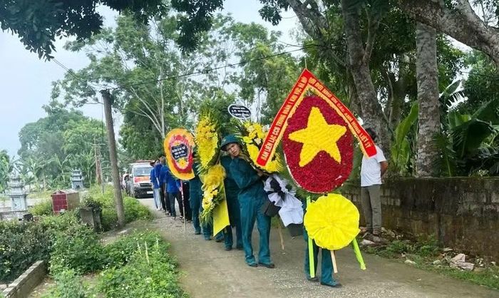Các thế hệ viếng liệt sĩ Lê Đồng Cội.