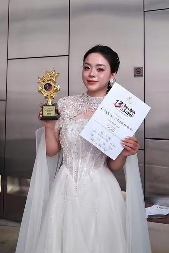 Chế Thục Anh và chiếc cúp vàng.