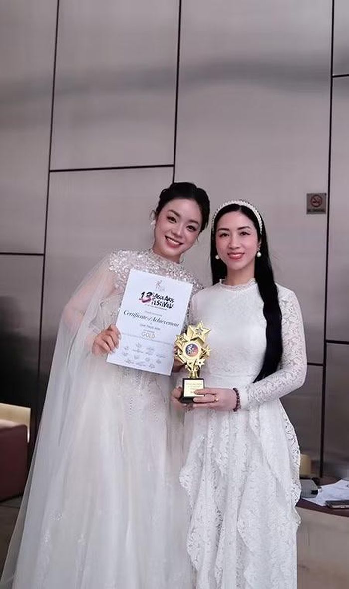 Thục Anh và Tiến sĩ, Nghệ sĩ Ưu tú Nguyễn Thị Phương Nga sau cuộc thi.