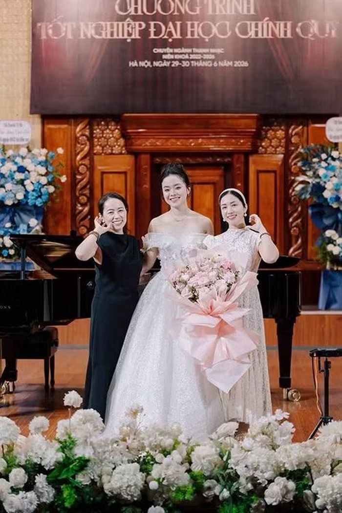 Thục Anh và các cô giáo Nguyễn Thị Phương Nga và Trịnh Minh Trang.