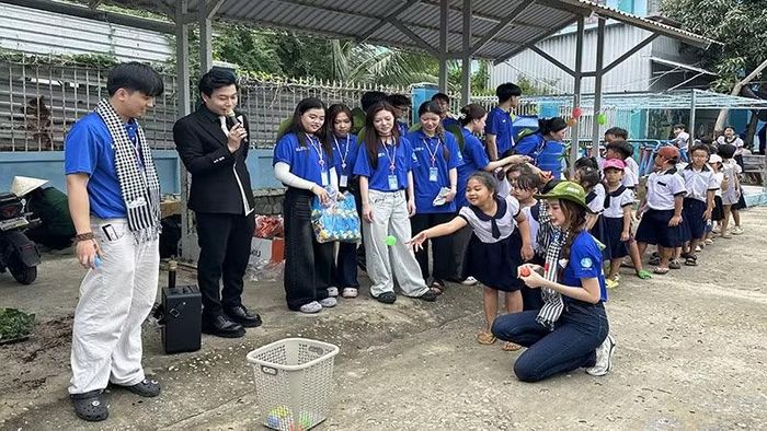 Các sinh viên tình nguyện tổ chức trò chơi cho thiếu nhi trên xã đảo Thạnh An.