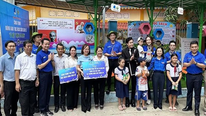 Ban tổ chức trao tặng “Thư viện Xanh” và 160 bộ đồng phục cho học sinh mầm non.