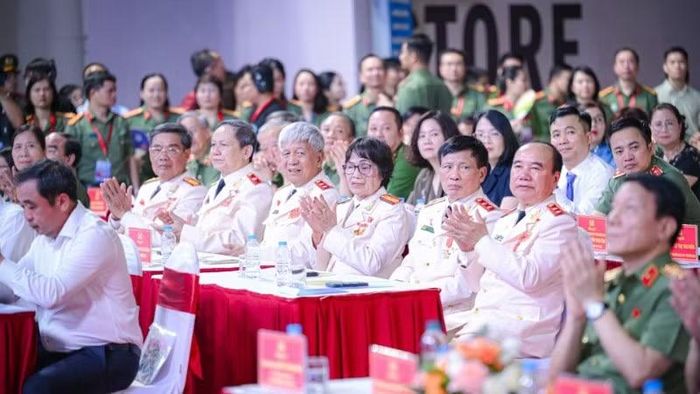 Tri ân các thế hệ lực lượng An ninh nhân dân.