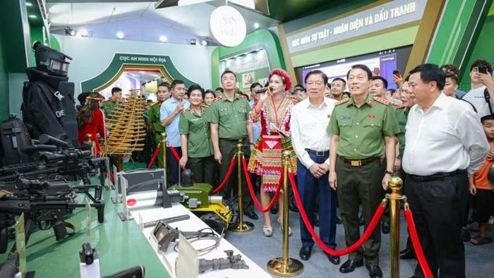 Các gian trưng bày giới thiệu những thành tựu khoa học, công nghệ, chuyển đổi số và các giải pháp ứng dụng trí tuệ nhân tạo phục vụ công tác bảo đảm an ninh quốc gia.