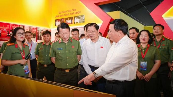 Đại tướng Lương Tam Quang cùng các đại biểu đã tham quan không gian triển lãm.
