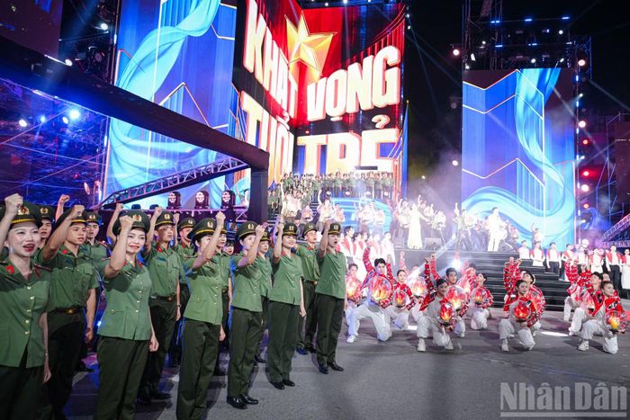 Với chủ đề “Dòng chảy”, Gala “Tổ quốc bình yên” được dàn dựng như một bản trường ca nghệ thuật về lực lượng An ninh nhân dân.