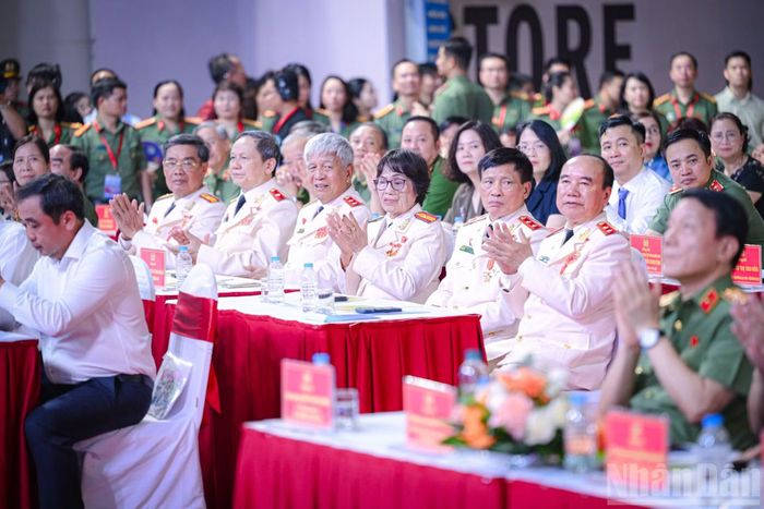 Chương trình là dịp tri ân với những chiến sĩ an ninh, dù không xuất hiện trước ánh đèn, không thể kể hết chiến công, nhưng luôn hiện diện ở những nơi khó khăn, cam go nhất để bảo vệ Tổ quốc, bảo vệ Nhân dân.
