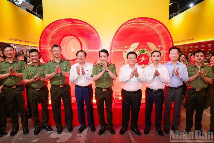Các đồng chí lãnh đạo và các đại biểu chụp hình kỷ niệm tại Triển lãm “80 năm An ninh nhân dân - Lá chắn thầm lặng”.