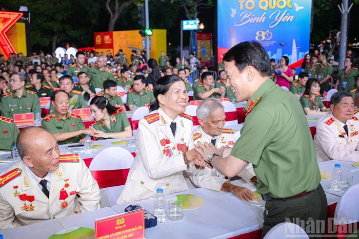 Đại tướng Lương Tam Quang, Ủy viên Bộ Chính trị, Bộ trưởng Công an bắt tay, thăm hỏi các anh hùng lực lượng vũ trang nhân dân của ngành an ninh.