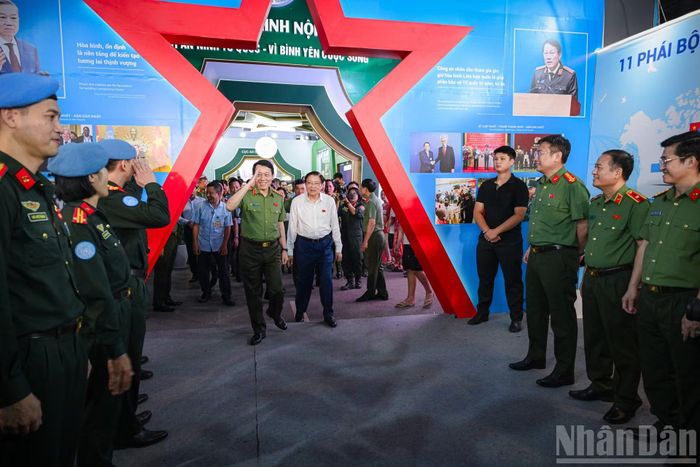 Trước đó, các đồng chí lãnh đạo đã tham quan Triển lãm “80 năm An ninh nhân dân - Lá chắn thầm lặng”.