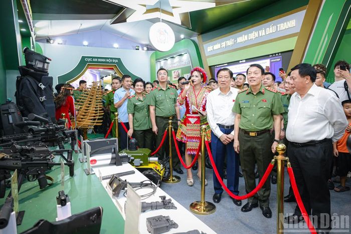 Các đồng chí lãnh đạo tham quan triển lãm của Cục an ninh nội địa.