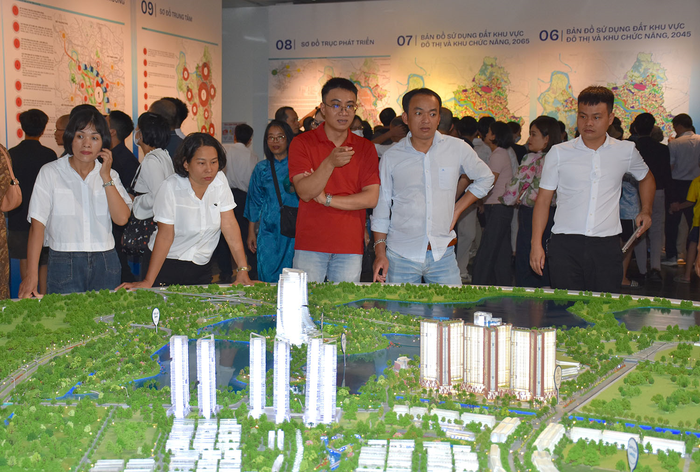 Người dân tham quan triển lãm Quy hoạch tổng thể Thủ đô Hà Nội tầm nhìn 100 năm tại Bảo tàng Hà Nội.