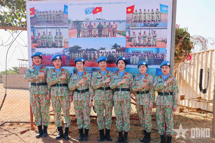 Thượng úy QNCN Trần Yến Linh (ngoài cùng, bên phải) cùng đồng đội. Ảnh do nhân vật cung cấp 