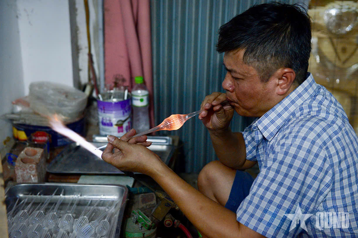 Nghề thổi thủy tinh đã gắn bó với ông Lương Văn Trãi (xã Chương Dương, TP Hà Nội) gần 30 năm.