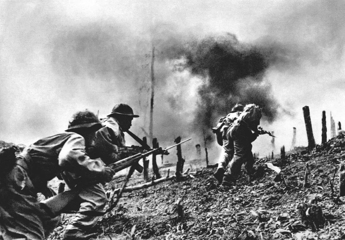 Quân Giải phóng tiến công căn cứ lính thủy đánh bộ Mỹ ở Khe Sanh, năm 1968. Ảnh tư liệu