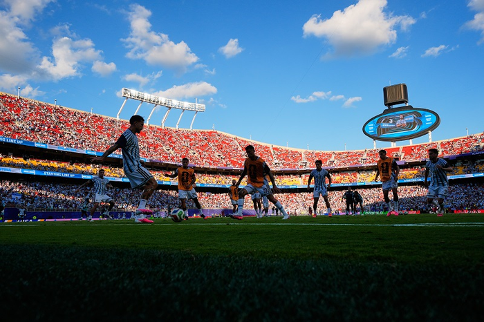 Các cầu thủ Argentina khởi động trên sân Kansas City. Ảnh: AP 