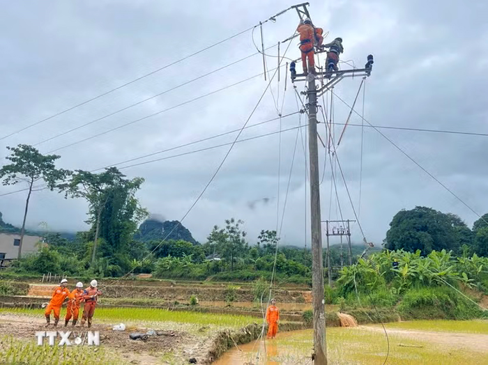 Sơn La khôi phục hệ thống điện sau đợt mưa lũ từ ngày 8 đến 11-7. Ảnh: TTXVN