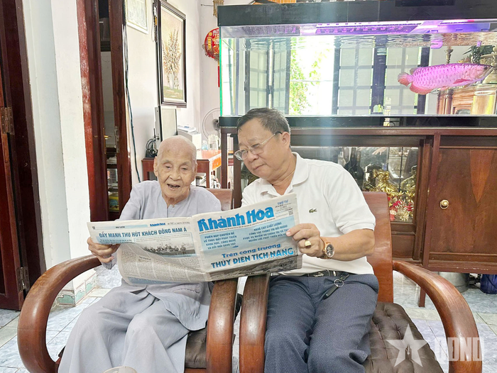 Tác giả bài viết và mẹ Lê Thị Liên. 