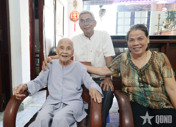 Bà mẹ Việt Nam anh hùng Lê Thị Liên (ngoài cùng, bên trái) và vợ chồng con trai út Nguyễn Hùng Việt, Phạm Thị Hồng Cúc. 