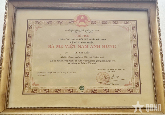 Danh hiệu Bà mẹ Việt Nam anh hùng của mẹ Lê Thị Liên. 