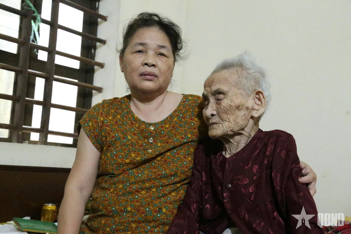 Bà mẹ Việt Nam anh hùng Lê Thị Sáu đang sống cùng con dâu Nguyễn Thị Huệ.