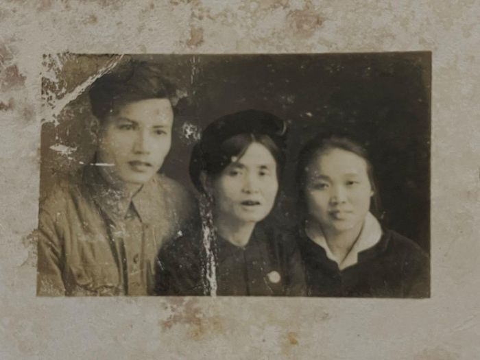 Bức ảnh mẹ Lê Thị Sáu chụp với vợ chồng người con trai cả Lê Huy Minh trước ngày anh vào Nam chiến đấu.