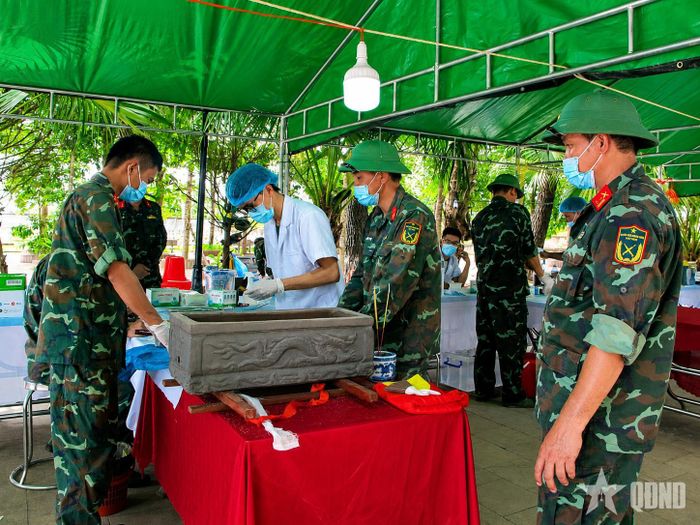 Cán bộ y tế đánh giá khả năng lấy mẫu.