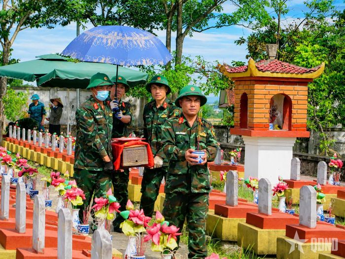 Nhân viên Đội Quy tập Bộ CHQS tỉnh Nghệ An khai quật các phần mộ liệt sĩ để lấy mẫu hài cốt.