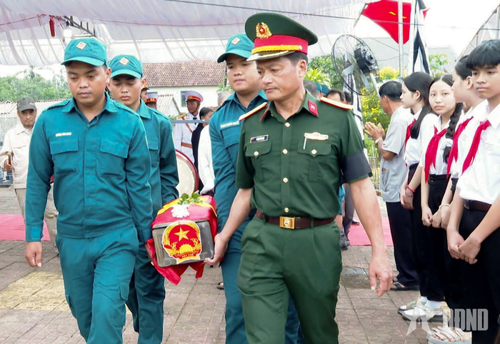 Đưa hài cốt liệt sĩ đến nơi an táng. 