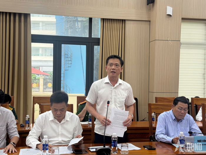 Đồng chí Trần Minh Khoa, Chủ tịch UBND đặc khu Phú Quốc báo cáo công tác khắc phục hậu quả vụ tai nạn.