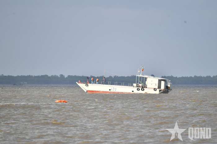  Tàu 470 (Vùng 5 Hải quân) phối hợp thực hiện nhiệm vụ huấn luyện.