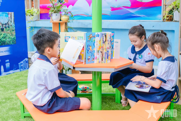  Thiếu nhi xã đảo Thạnh An phấn khởi với không gian đọc sách bổ ích.