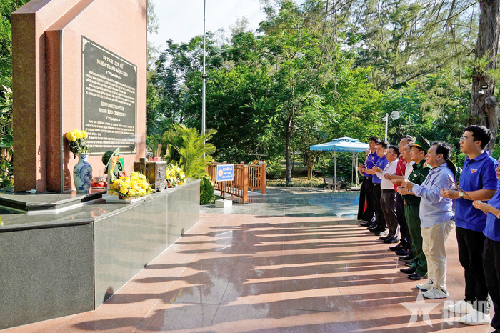 Đoàn đến dâng hương, dâng hoa tưởng niệm các anh hùng liệt sĩ tại Nghĩa trang Hàng Keo.