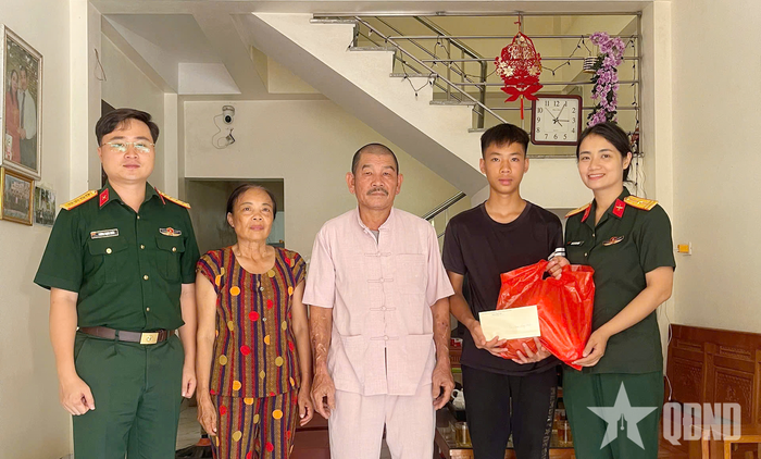 Hội Phụ nữ Bộ CHQS tỉnh Thái Nguyên tặng quà con đỡ đầu Nguyễn Hoàng Anh tại xã Định Hóa.