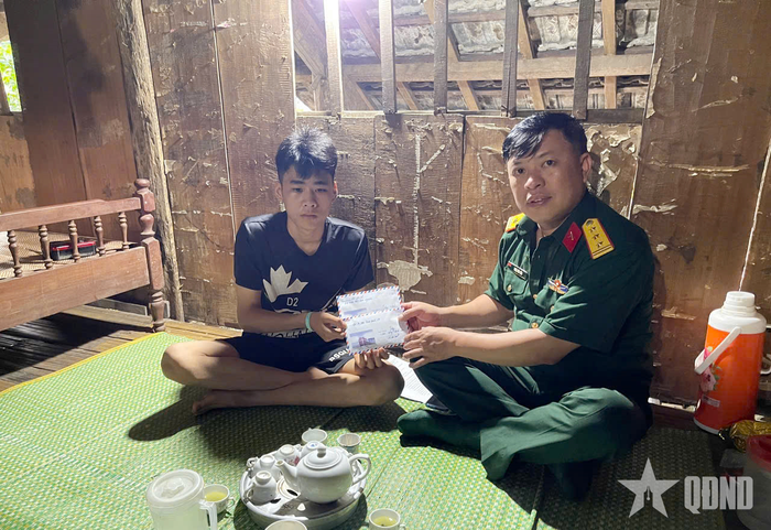 Ban CHQS xã Nam Cường chuyển tiền hỗ trợ của Hội Phụ nữ Bộ CHQS tỉnh Thái Nguyên tới em Nông Chiến Hạo.