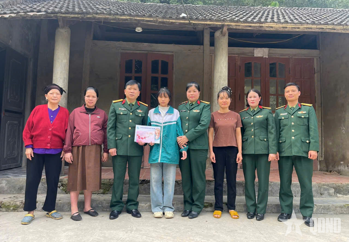 Hội Phụ nữ Ban chỉ huy Phòng thủ khu vực 2 - Phú Lương trao tiền hỗ trợ con đỡ đầu Trần Bảo Nhi tại xã Phú Lương.