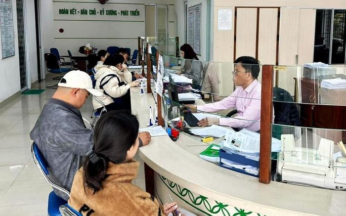 Phòng Giao dịch Liên Chiểu thuộc Chi nhánh NHCSXH TPĐN giải ngân cho các công nhân vay vốn ưu đãi để mua nhà ở xã hội.