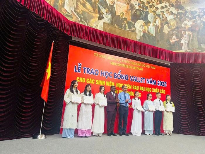 Thu Uyên nhận học bổng Vallet năm 2025. Theo nữ sinh, những ghi nhận trong học tập chỉ là kết quả của cả một hành trình có sự đồng hành của thầy cô, gia đình và bạn bè.