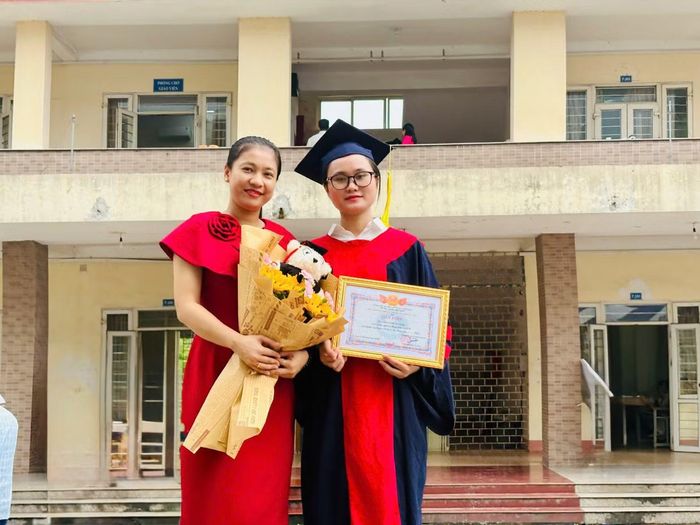 Lê Thị Thu Uyên (bên phải) trong ngày tốt nghiệp cùng cô Nguyễn Thị Kim Ngân, giáo viên chủ nhiệm suốt bốn năm đại học. Với Thu Uyên, sự đồng hành của thầy cô là điều quý giá nhất cô mang theo sau quãng đời sinh viên.