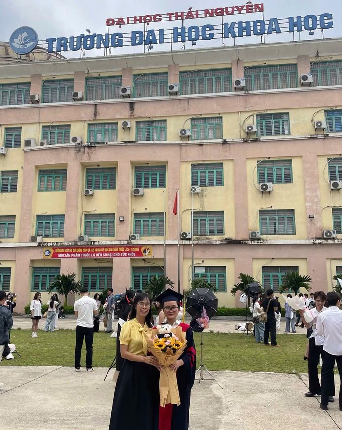 Lê Thị Thu Uyên (bên phải) trong ngày tốt nghiệp cùng PGS.TS. Trương Thị Thảo - người thầy đã đồng hành và để lại nhiều ảnh hưởng trong suốt bốn năm đại học.