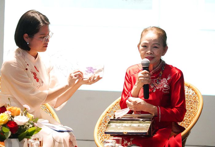 Bà Vũ Lưu Liên kể về những kỷ vật của liệt sĩ Trần Minh Tiến (ẢNH: UÔNG NGỌC)