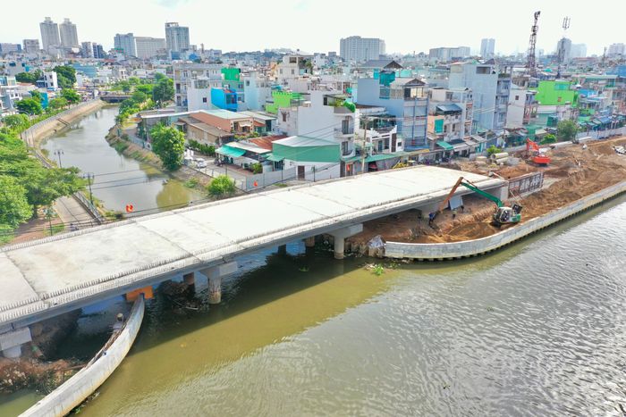 Cầu Hiệp Ân trên nhánh đường Nguyễn Duy đang được hoàn thiện, kết nối phường Chánh Hưng và phường Phú Định (thuộc Dự án Nạo vét, xây dựng hạ tầng, cải tạo môi trường bờ Bắc Kênh Đôi)