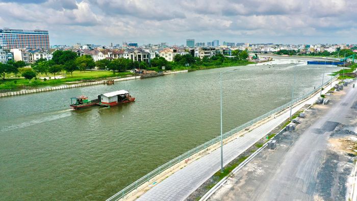 Bờ kè sông Vàm Thuật trên địa bàn phường An Phú Đông và phường Bình Lợi Trung, TPHCM thuộc dự án Cải tạo kênh Tham Lương - Bến Cát - rạch Nước Lên, tổng mức đầu tư khoảng 9.000 tỷ đồng đang dần về đích
