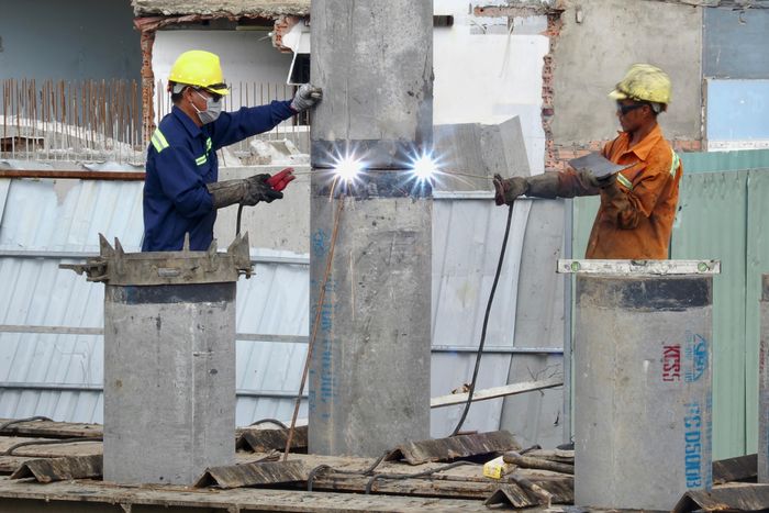 Hàn liên kết cọc tại Dự án Cải tạo rạch Xuyên Tâm đoạn qua phường An Nhơn