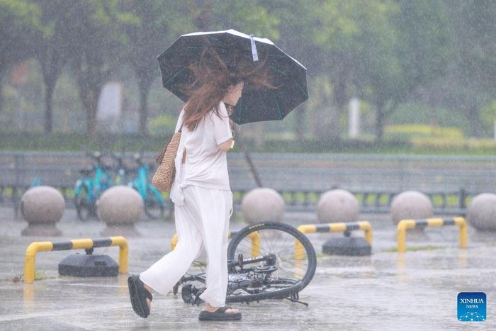 Bão Bavi gây mưa lớn tại tỉnh Chiết Giang. Ảnh: XINHUA