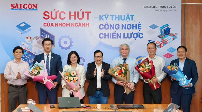 Phó Tổng Biên tập Báo SGGP Dương Văn Quang (giữa) tặng hoa các khách mời tham gia buổi giao lưu trực tuyến “Sức hút của nhóm ngành kỹ thuật - công nghệ chiến lược” (ẢNH: HOÀNG HÙNG)