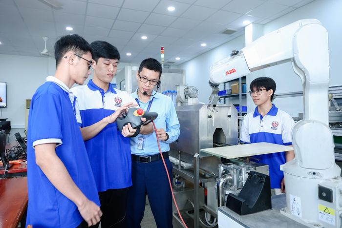 Sinh viên Khoa Cơ khí chế tạo máy Trường ĐH Công nghệ kỹ thuật TPHCM học thực hành cùng giảng viên (Ảnh: THANH HÙNG)
