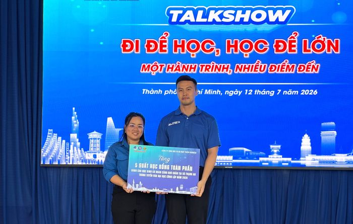 Trao bảng tượng trưng tặng 5 suất học bổng cho học sinh có hoàn cảnh khó khăn