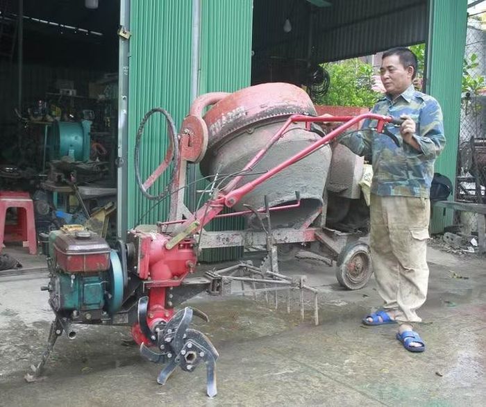 Ông Vũ Văn Dung với những nông cụ do ông sáng chế giúp bà con nông dân. Ảnh: Thùy Dung - TTXVN